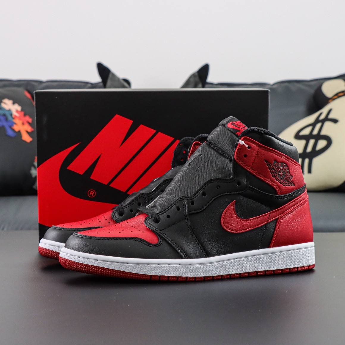 NIKE AIR JORDAN 1 Retro Bred Banned 