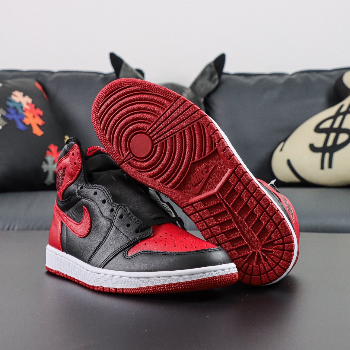 NIKE AIR JORDAN 1 Retro Bred Banned 