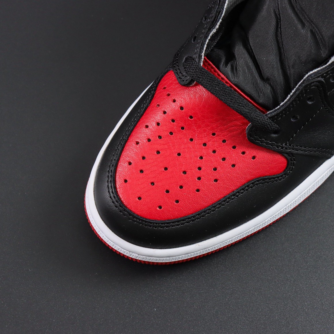 NIKE AIR JORDAN 1 Retro Bred Banned 