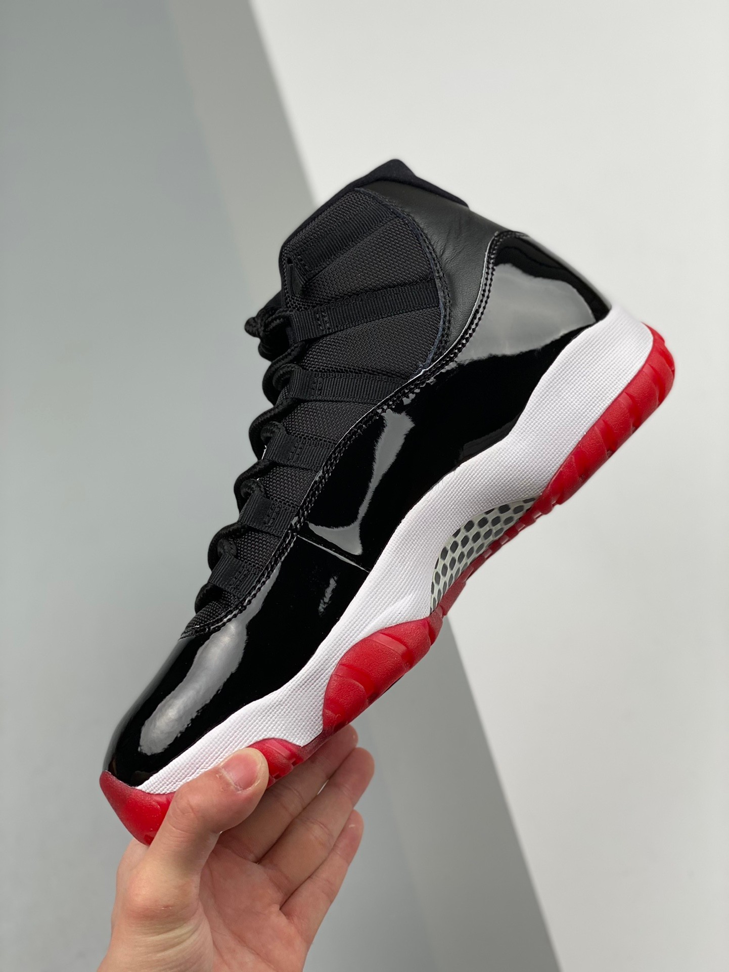 NIKE AIR JORDAN 11 Bred Basketball Shoes