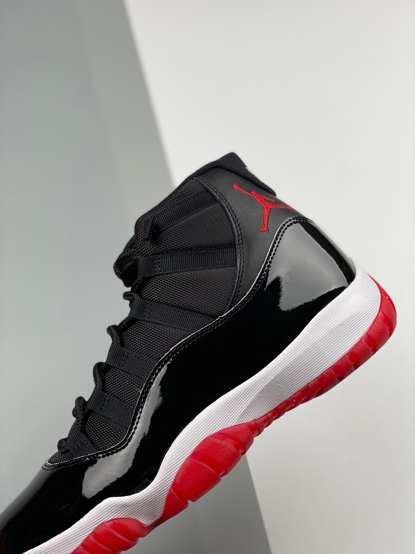 NIKE AIR JORDAN 11 Bred Basketball Shoes