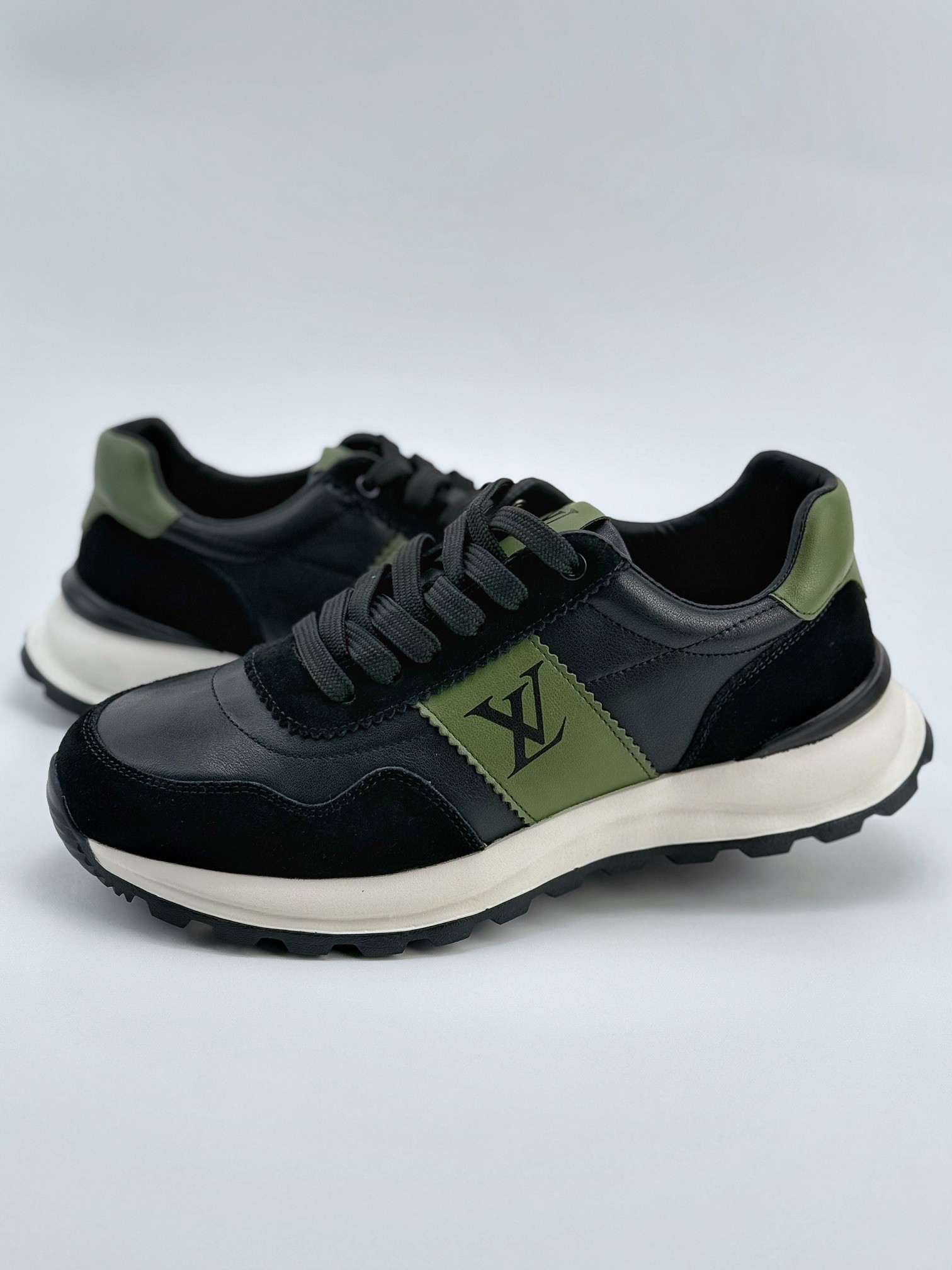 Louis Vuitton Trainer Sneaker 