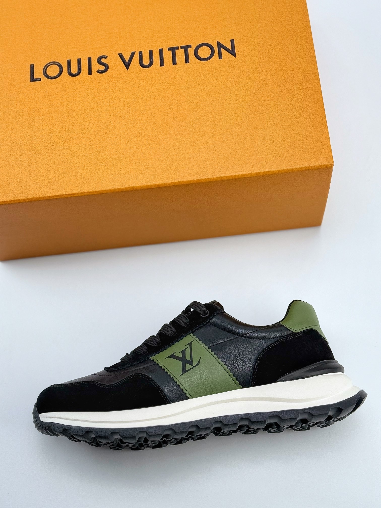 Louis Vuitton Trainer Sneaker 