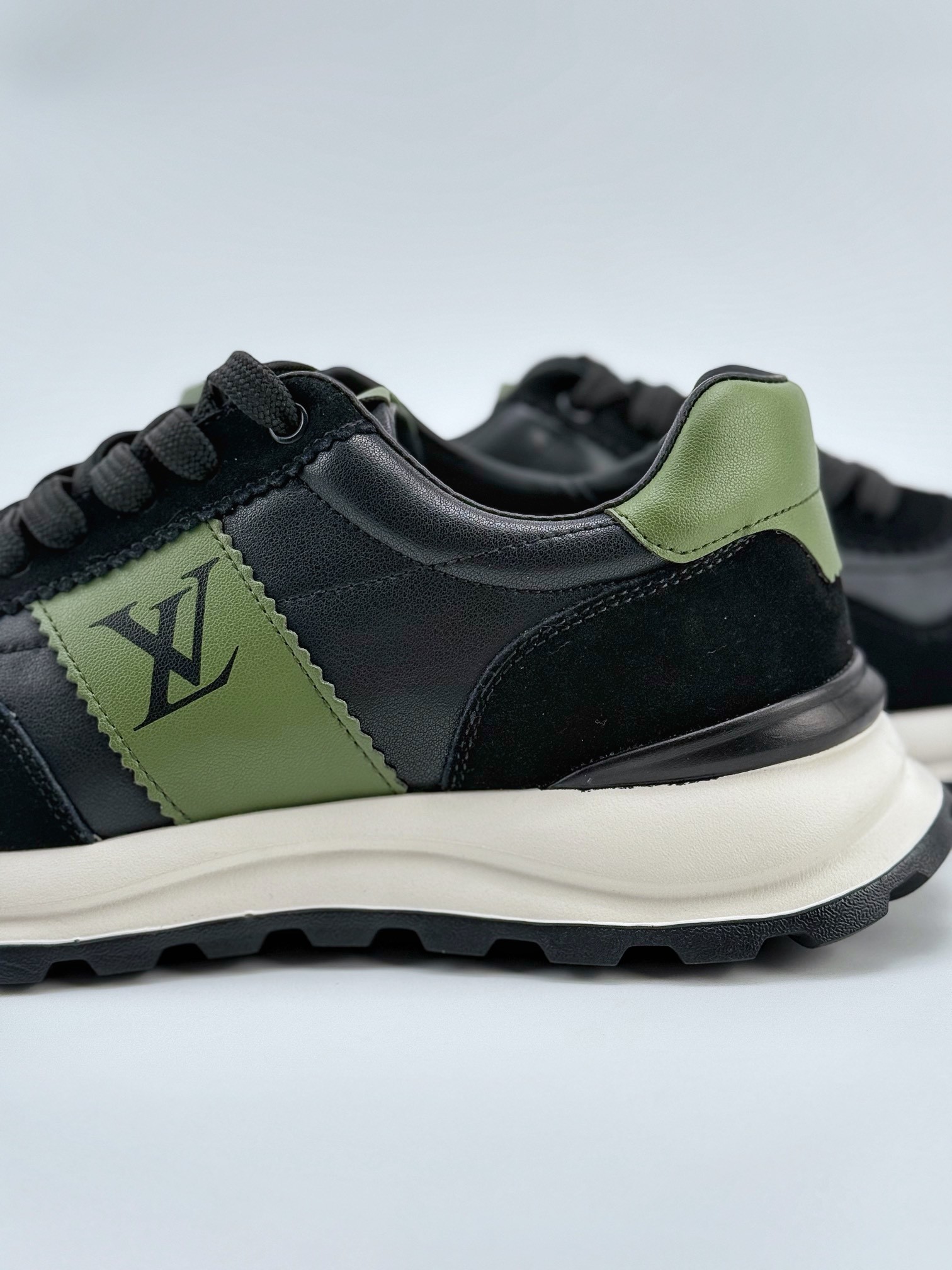 Louis Vuitton Trainer Sneaker 