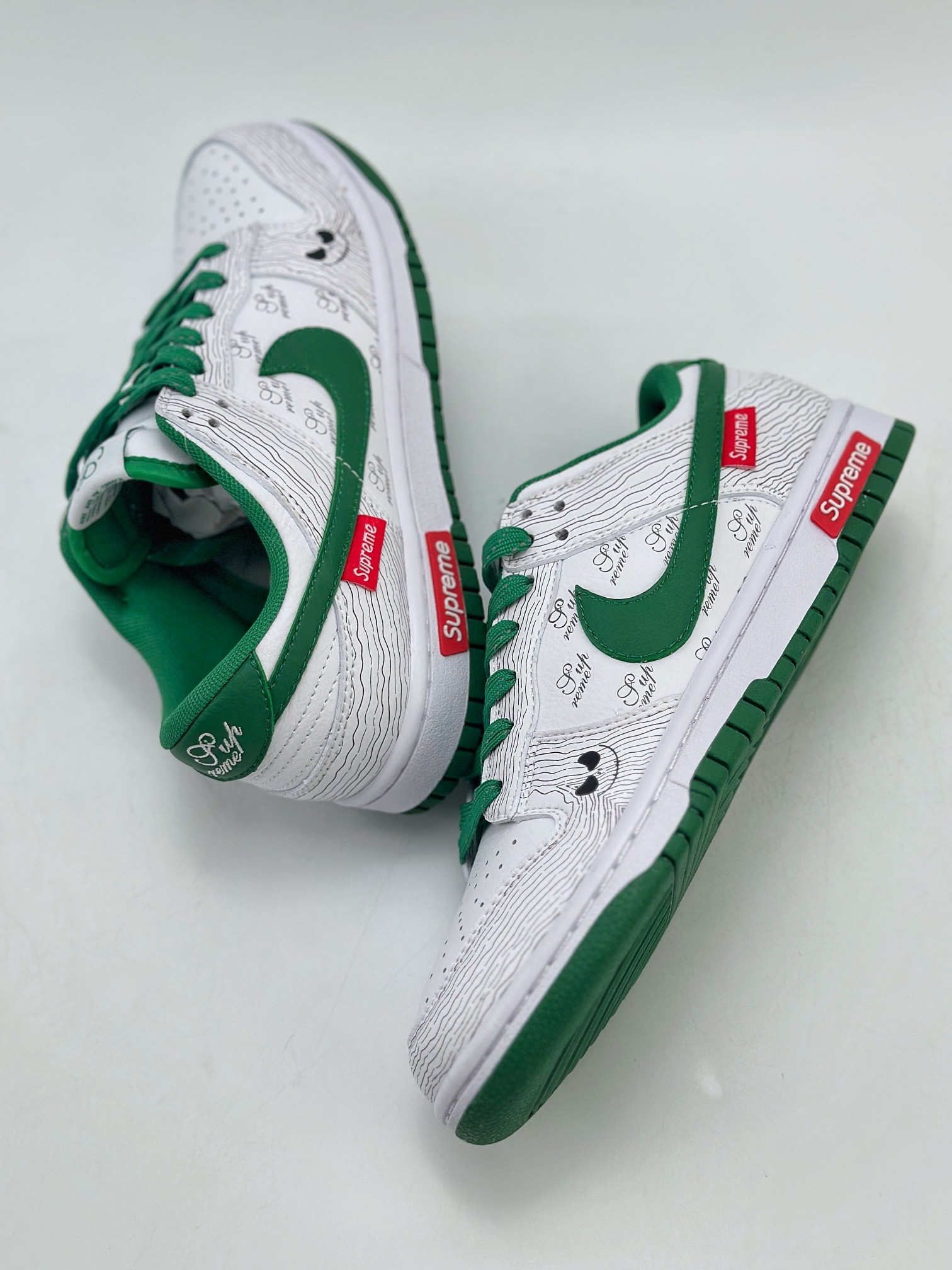 Nike SB Dunk Low x Supreme