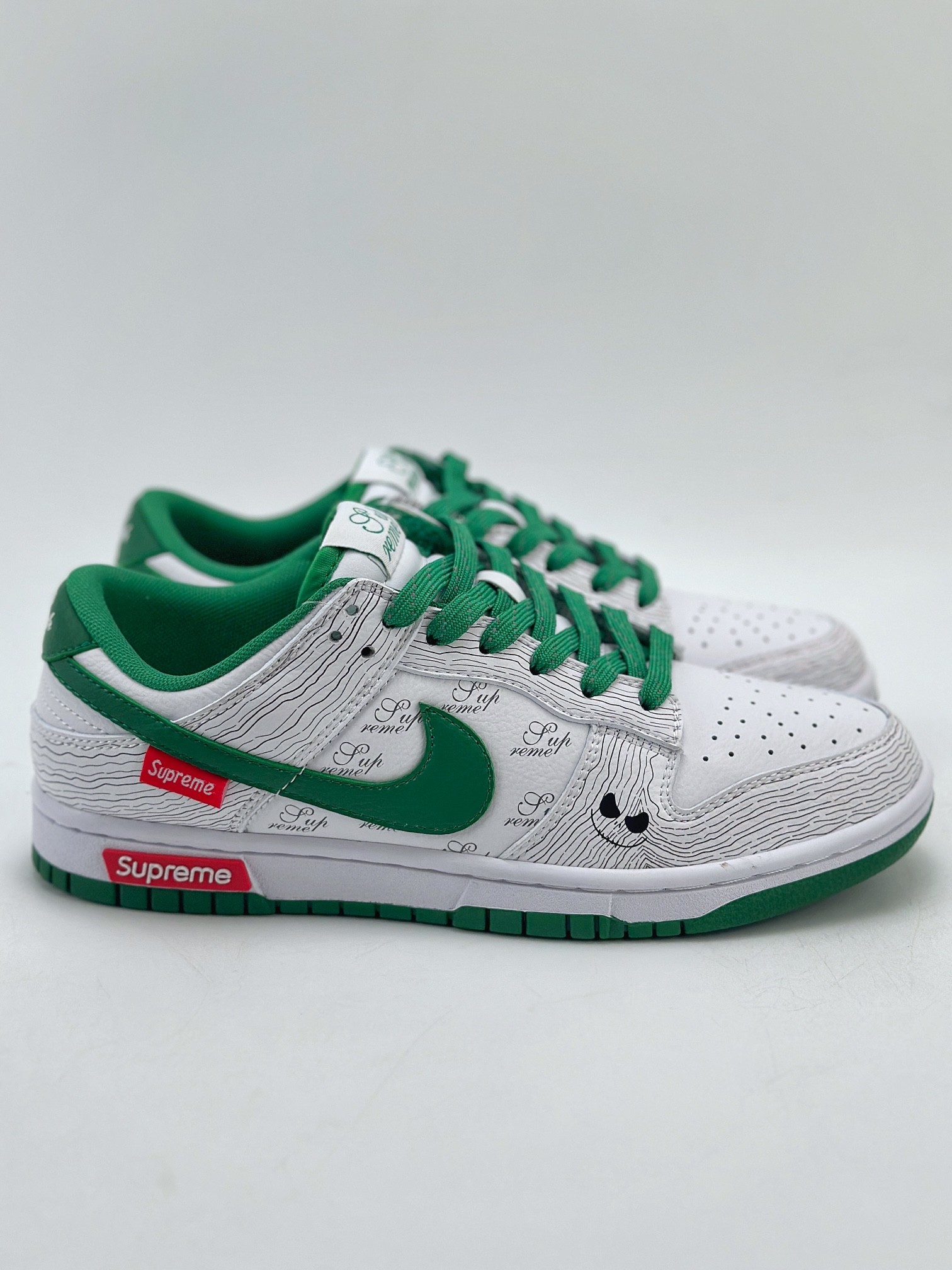 Nike SB Dunk Low x Supreme