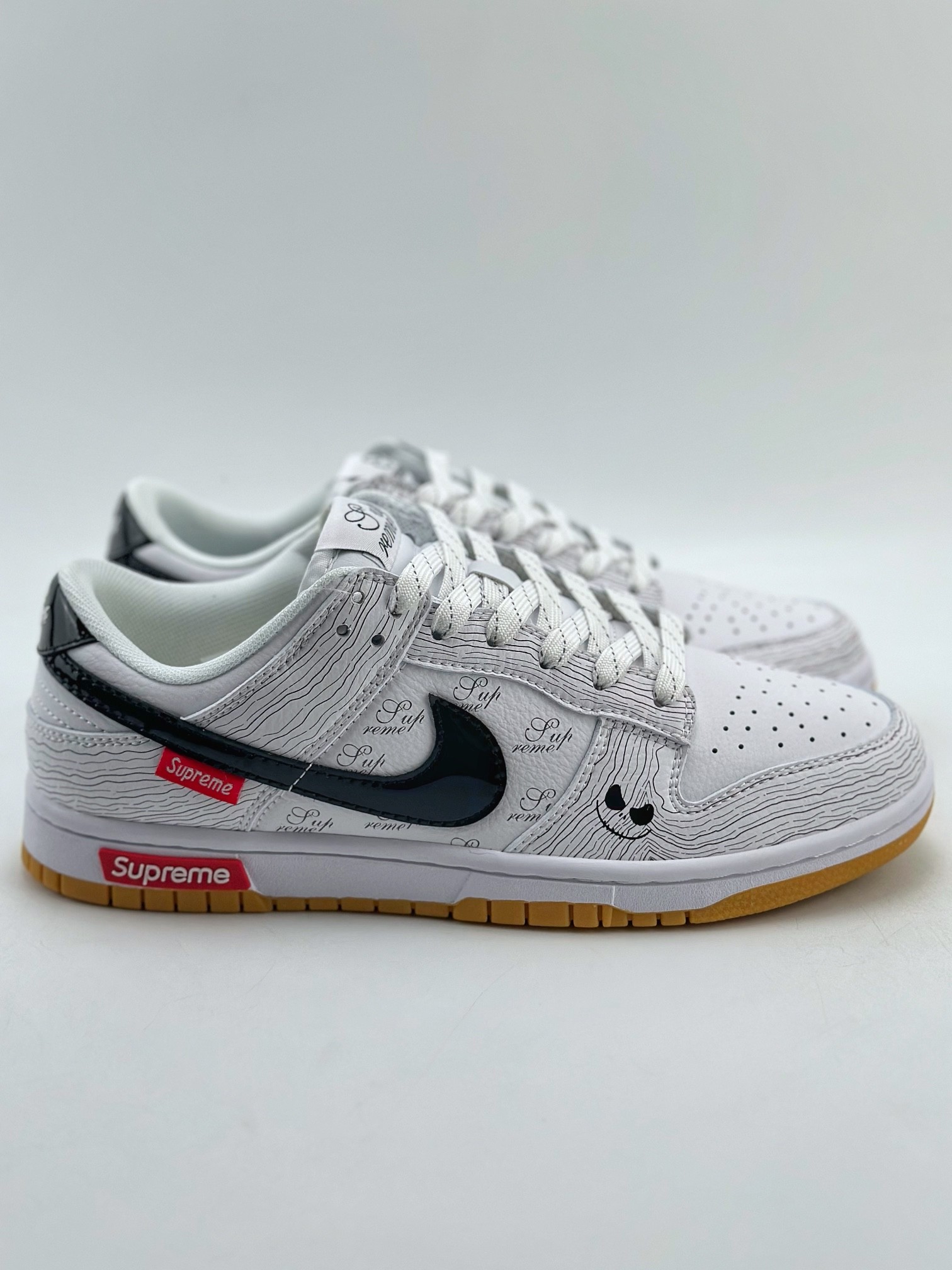 Nike SB Dunk Low x Supreme