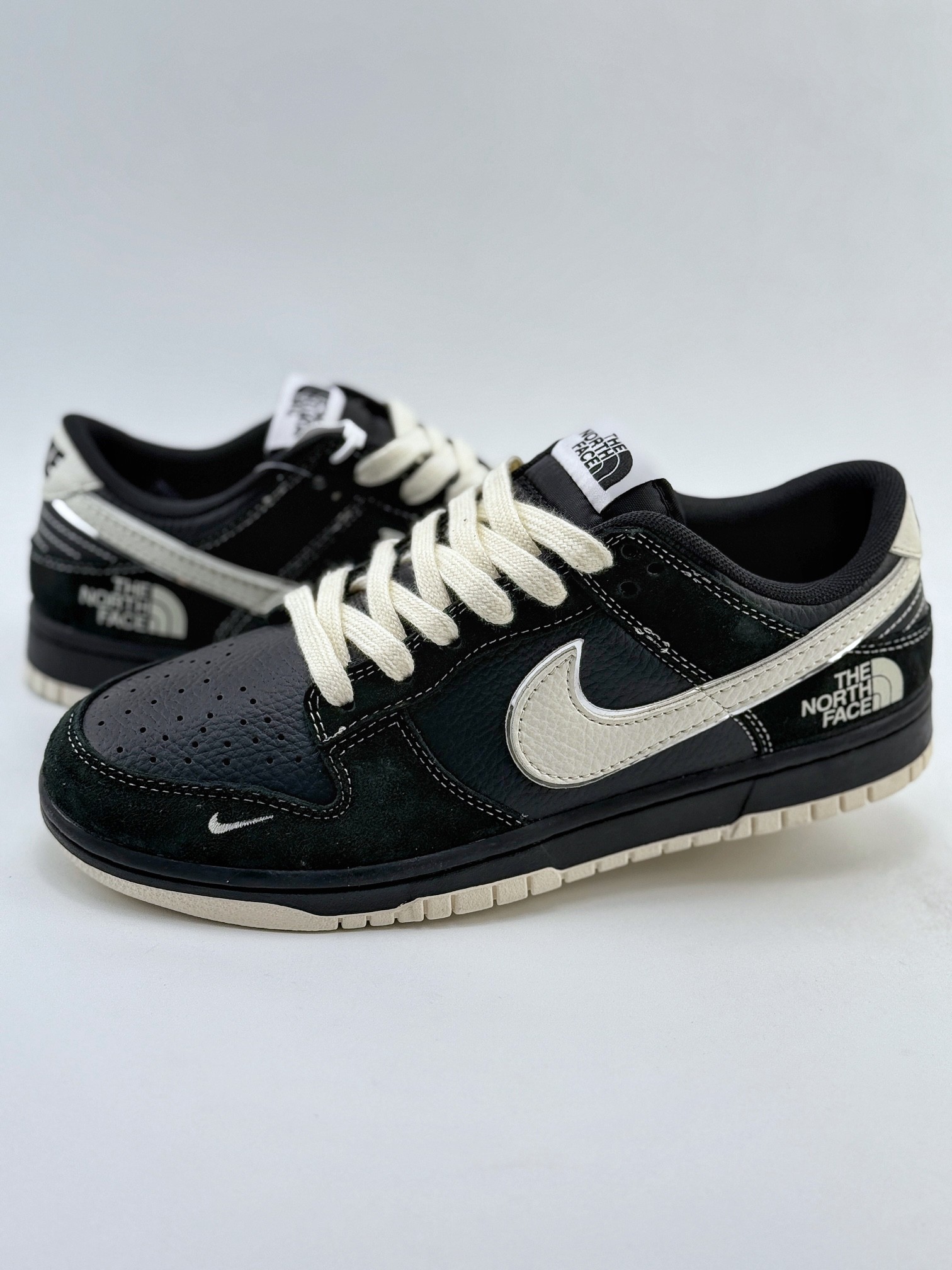 Nike SB Dunk Low x Supreme