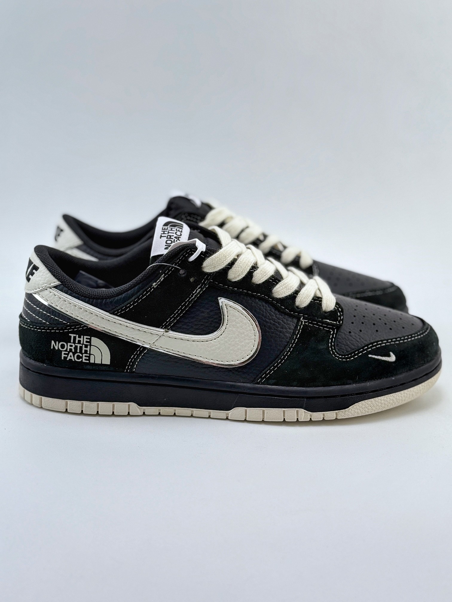 Nike SB Dunk Low x Supreme