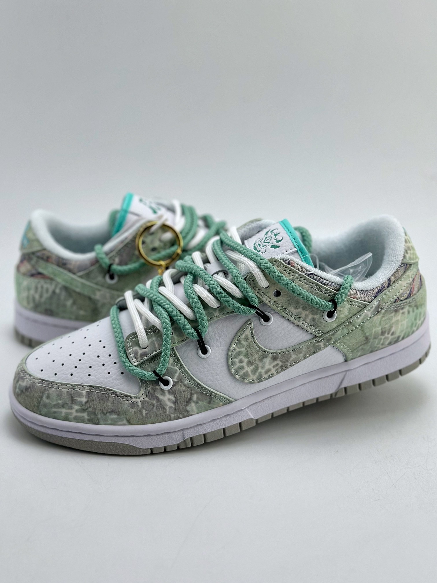 Nike SB Dunk Low x Supreme