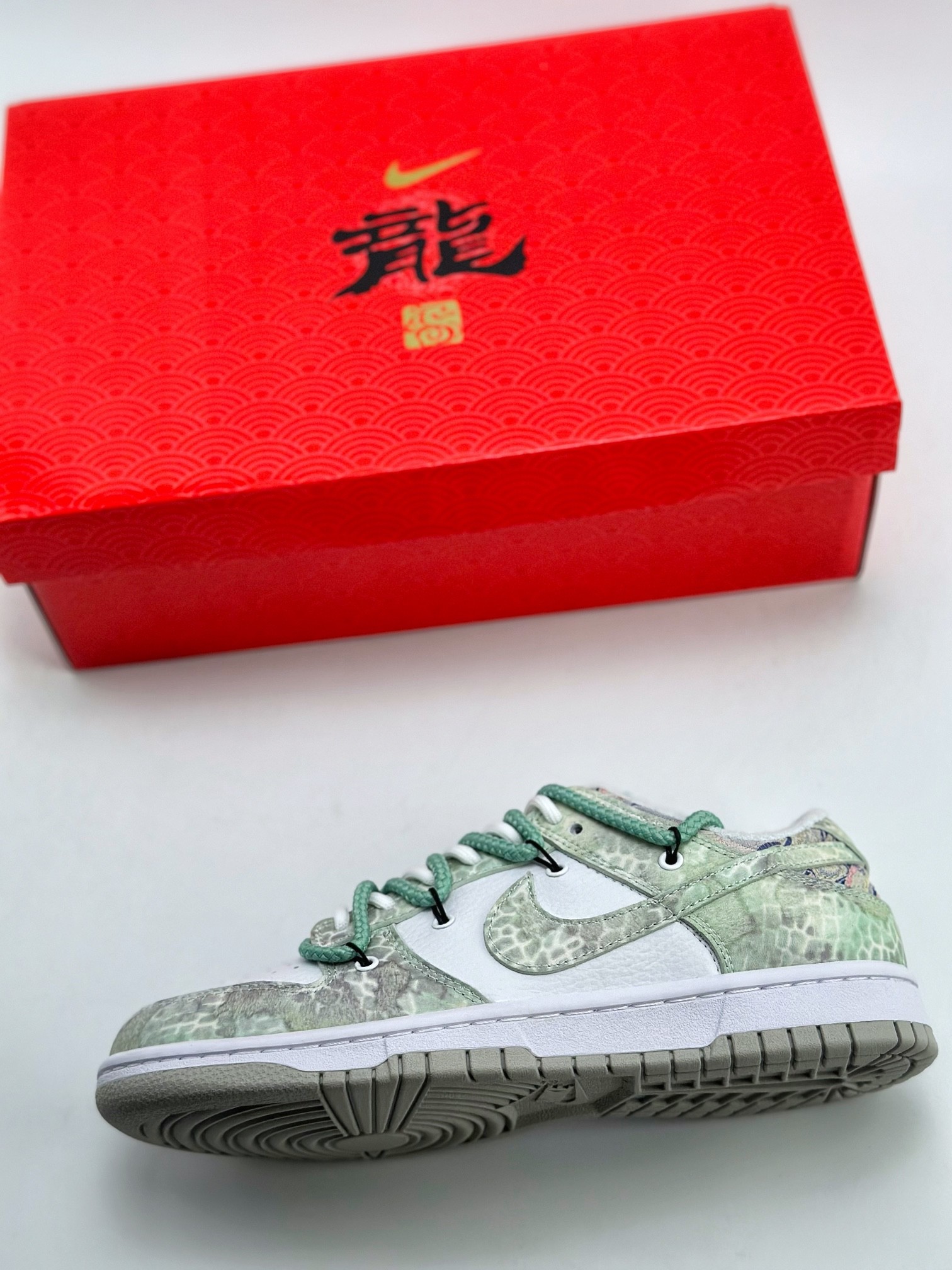 Nike SB Dunk Low x Supreme