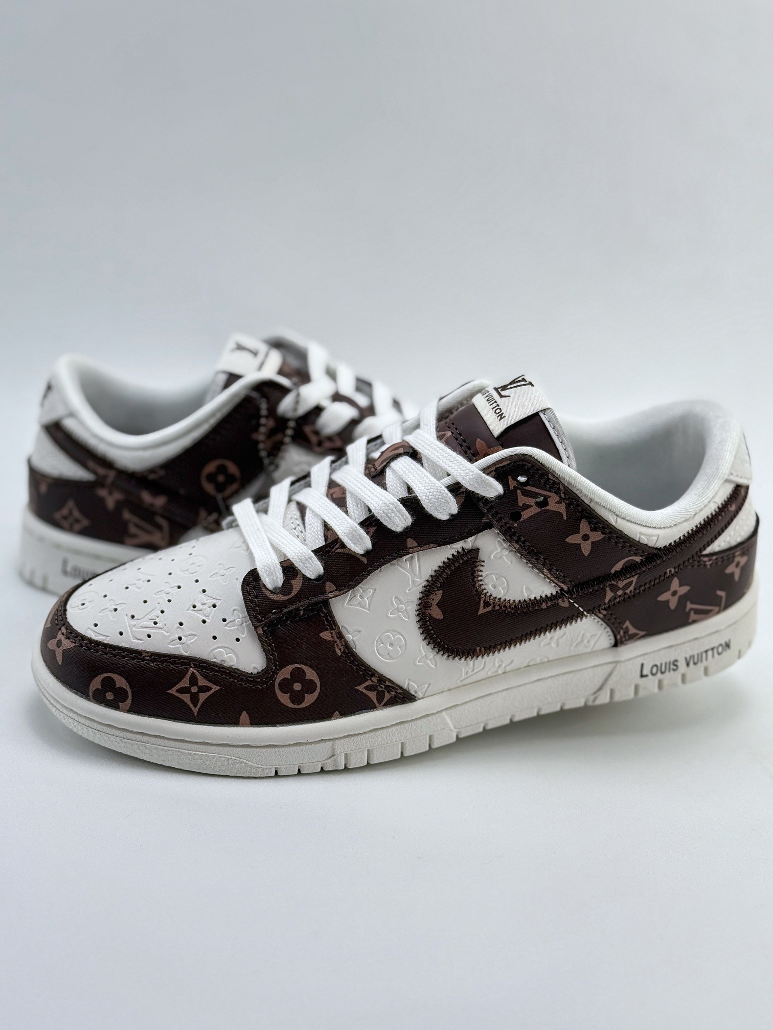 Nike SB Dunk Low x Supreme