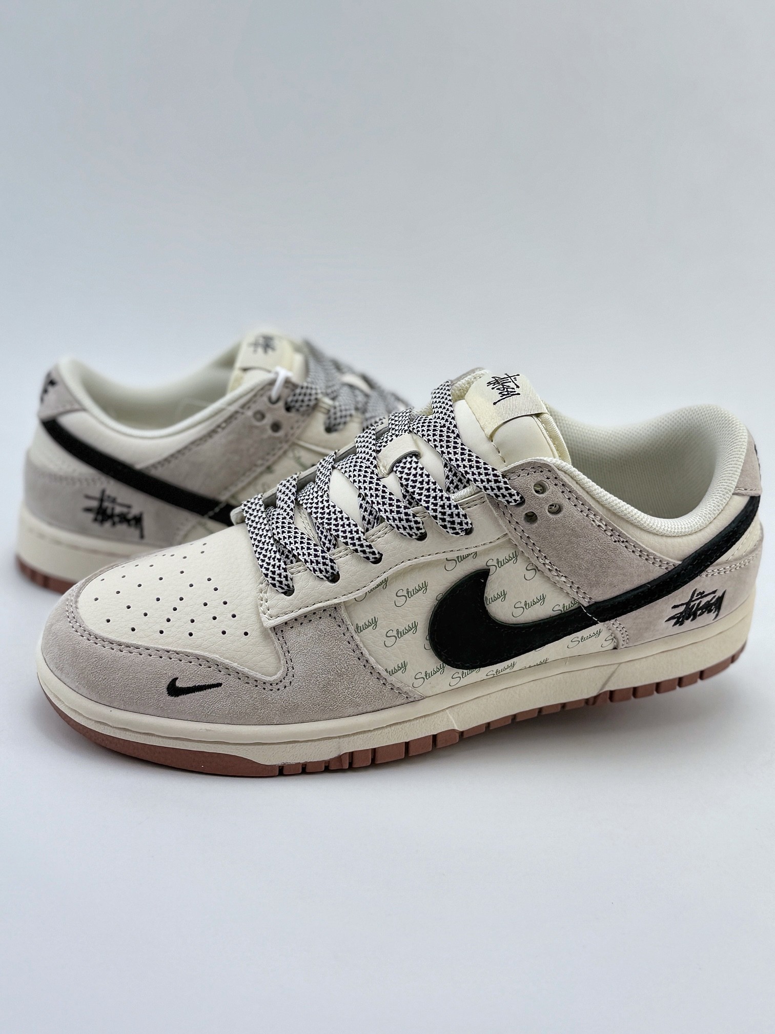 Nike SB Dunk Low x Supreme