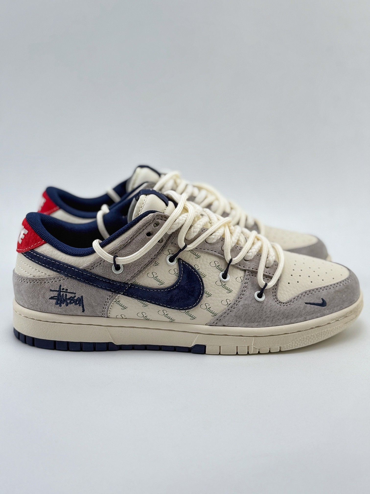 Nike SB Dunk Low x Supreme