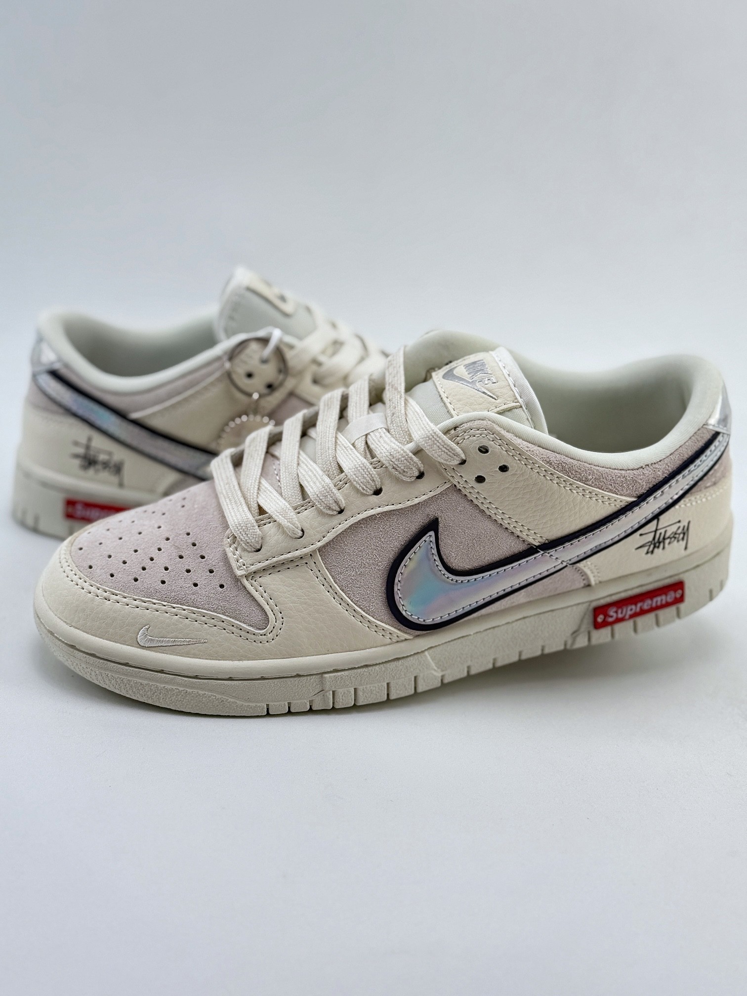 Nike SB Dunk Low x Supreme