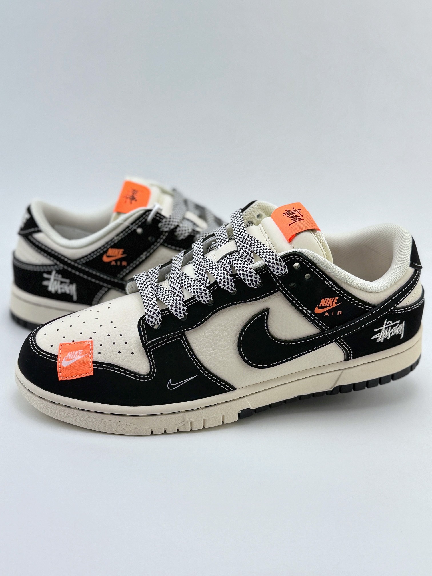 Nike SB Dunk Low x Supreme