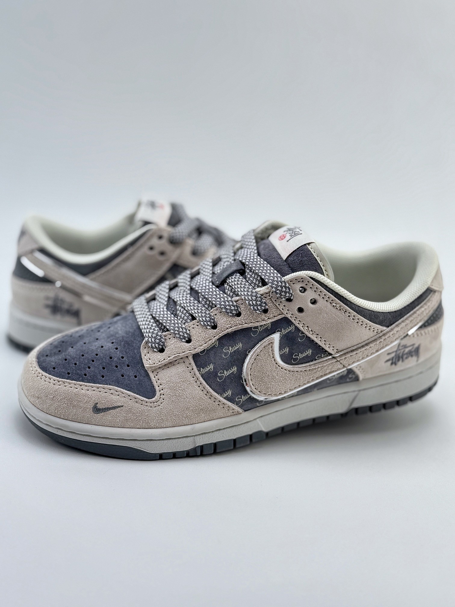 Nike SB Dunk Low x Supreme