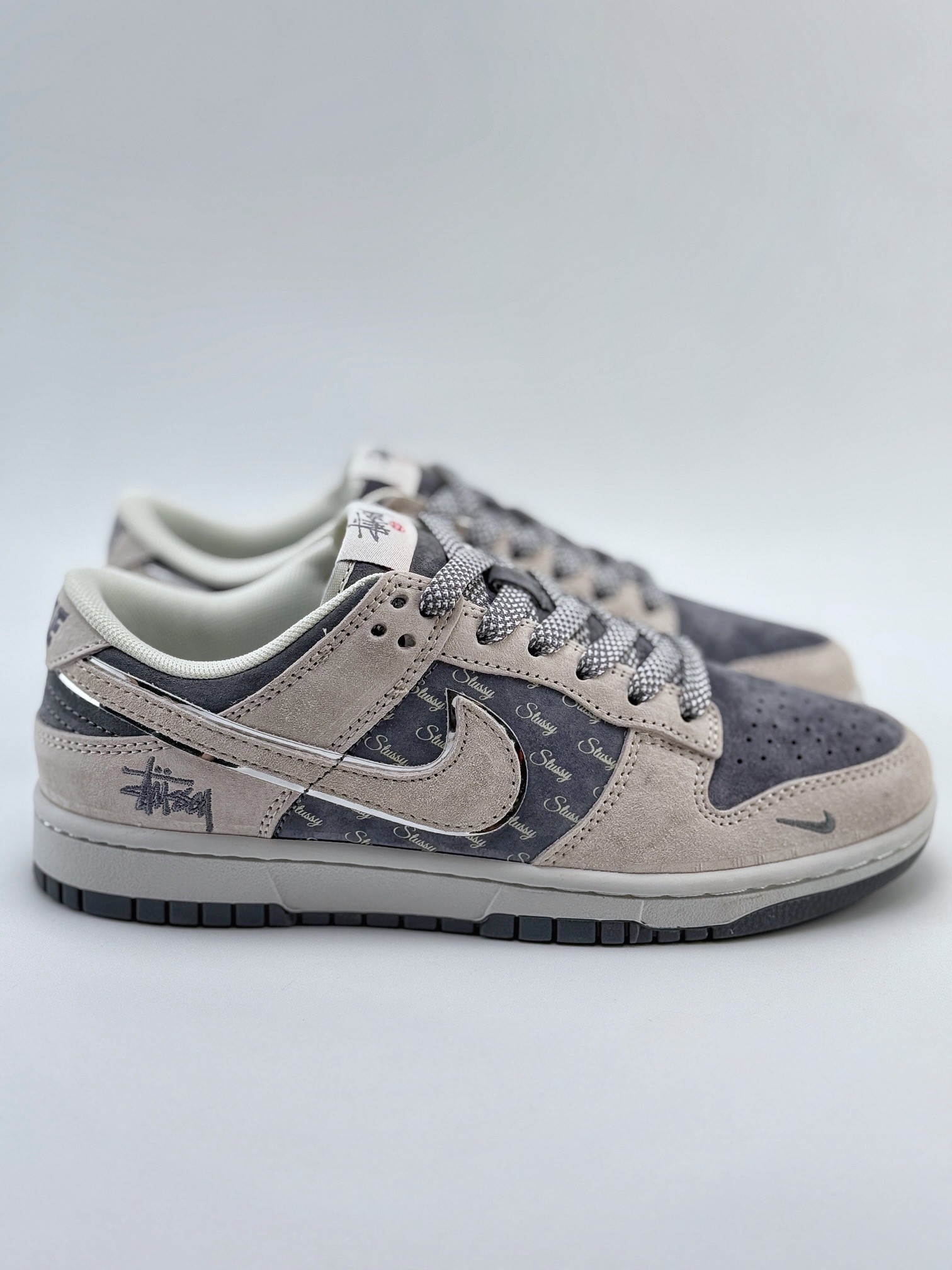 Nike SB Dunk Low x Supreme