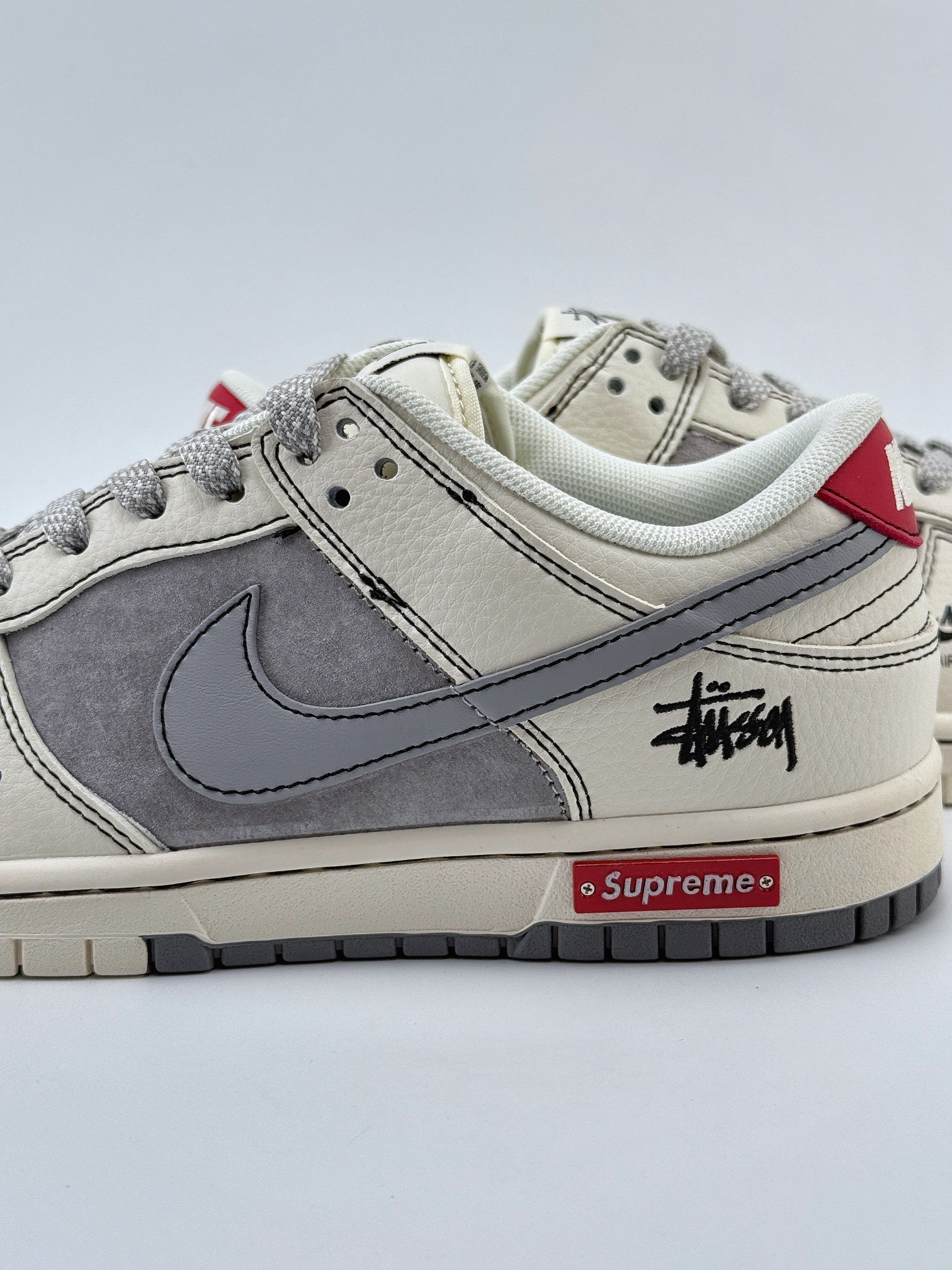 Nike SB Dunk Low x Supreme