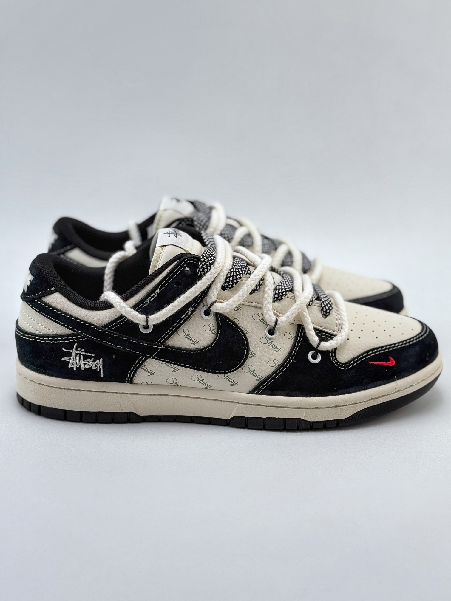 Nike SB Dunk Low x Supreme