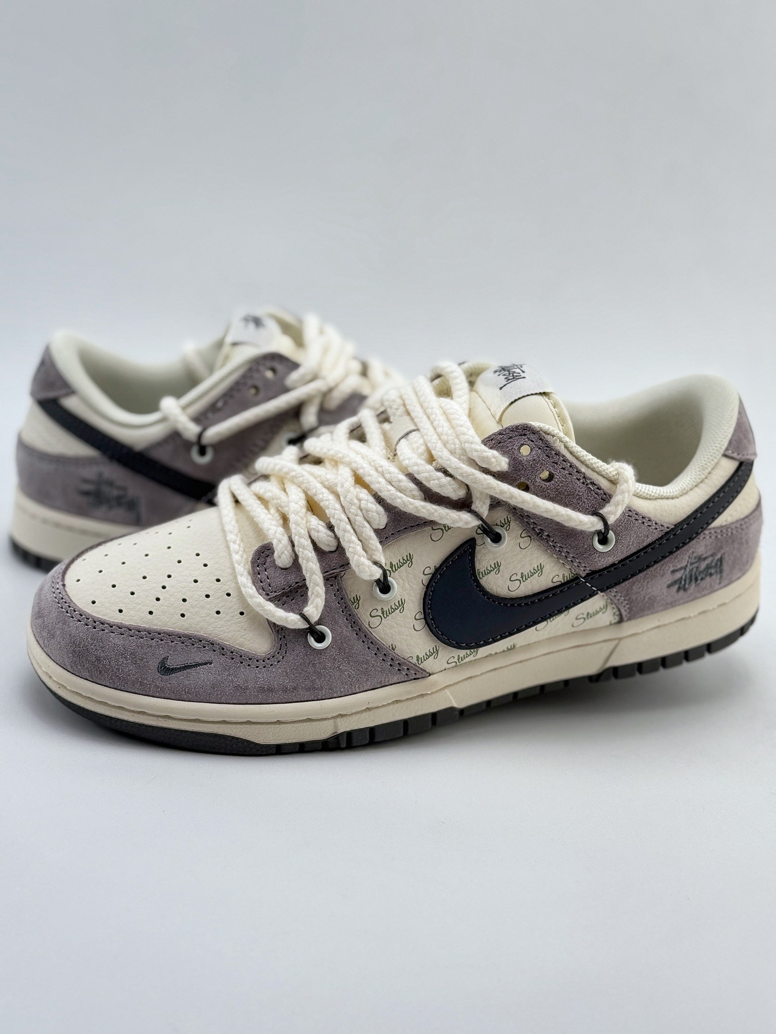 Nike SB Dunk Low x Supreme