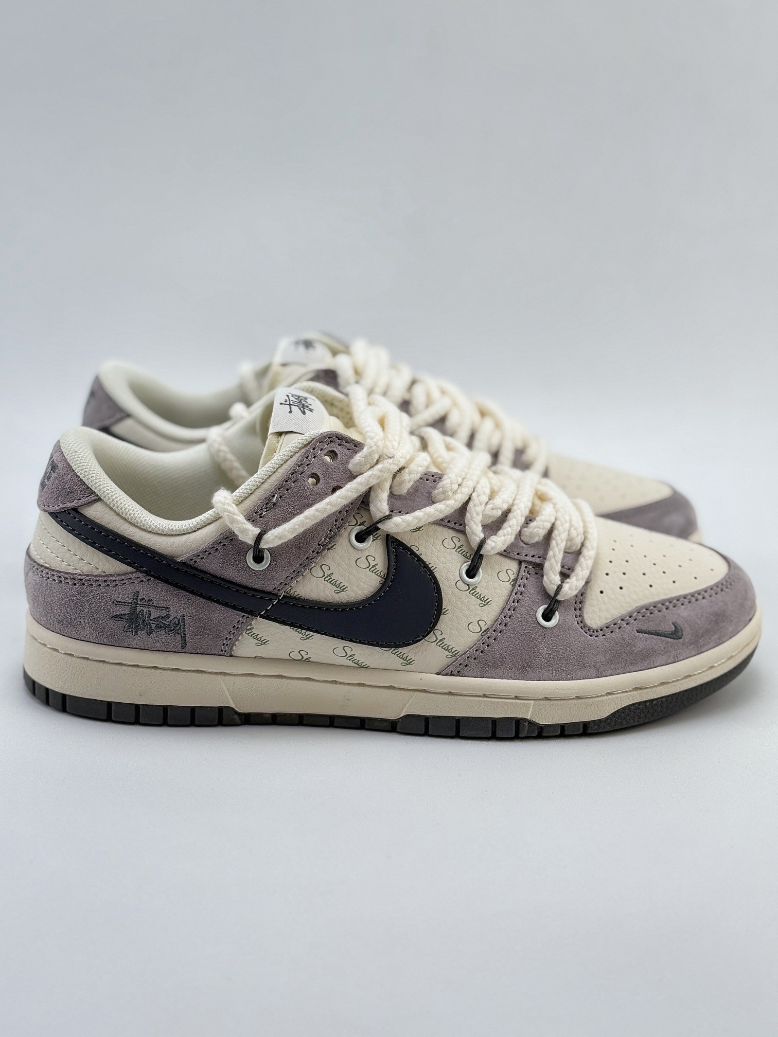 Nike SB Dunk Low x Supreme