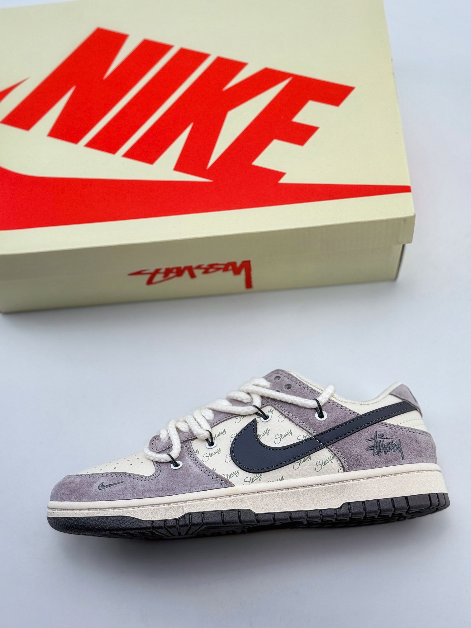 Nike SB Dunk Low x Supreme