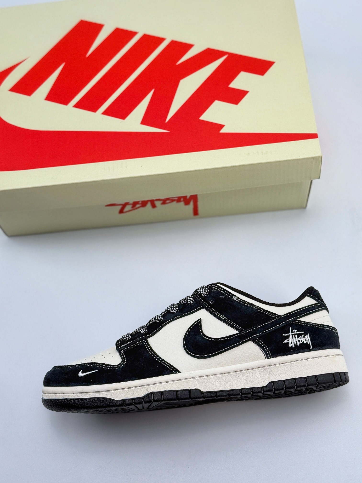 Nike SB Dunk Low x Supreme