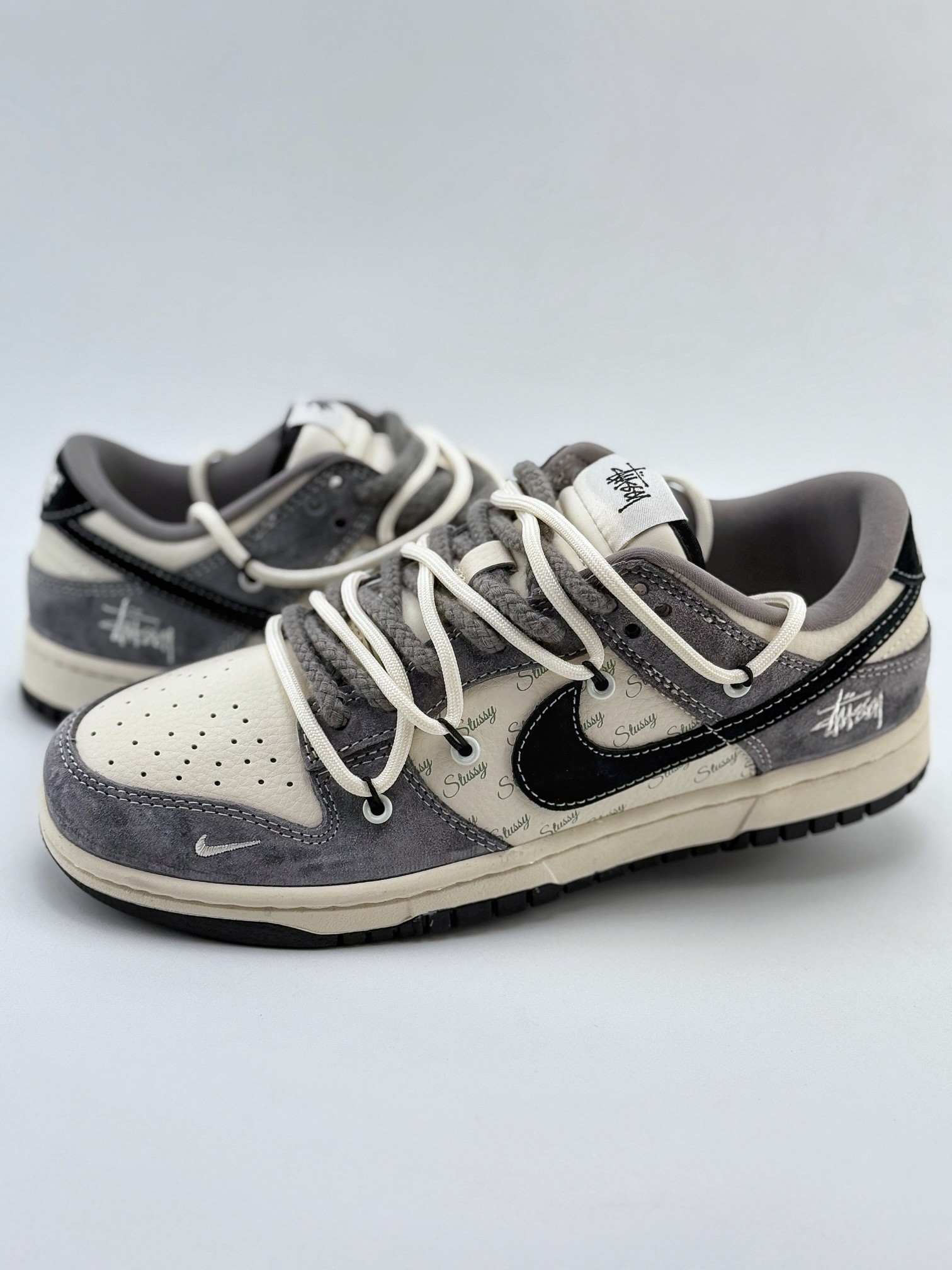 Nike SB Dunk Low x Supreme