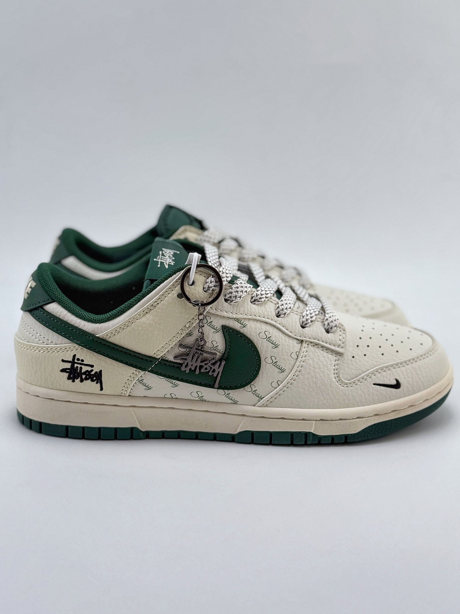 Nike SB Dunk Low x Supreme