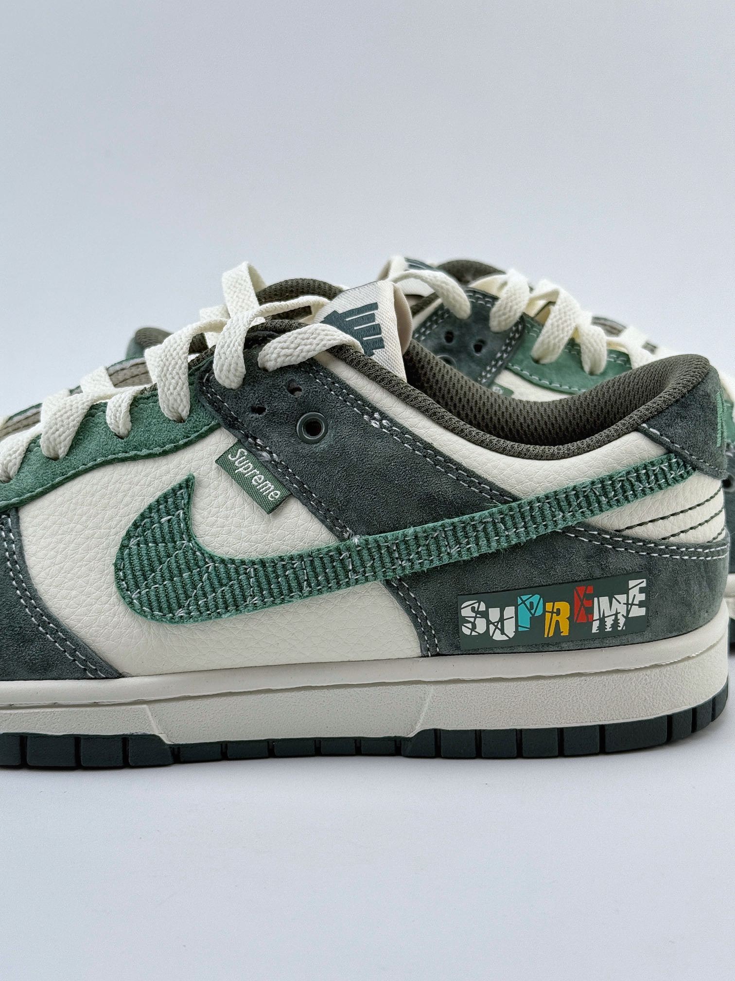 Nike SB Dunk Low x Supreme