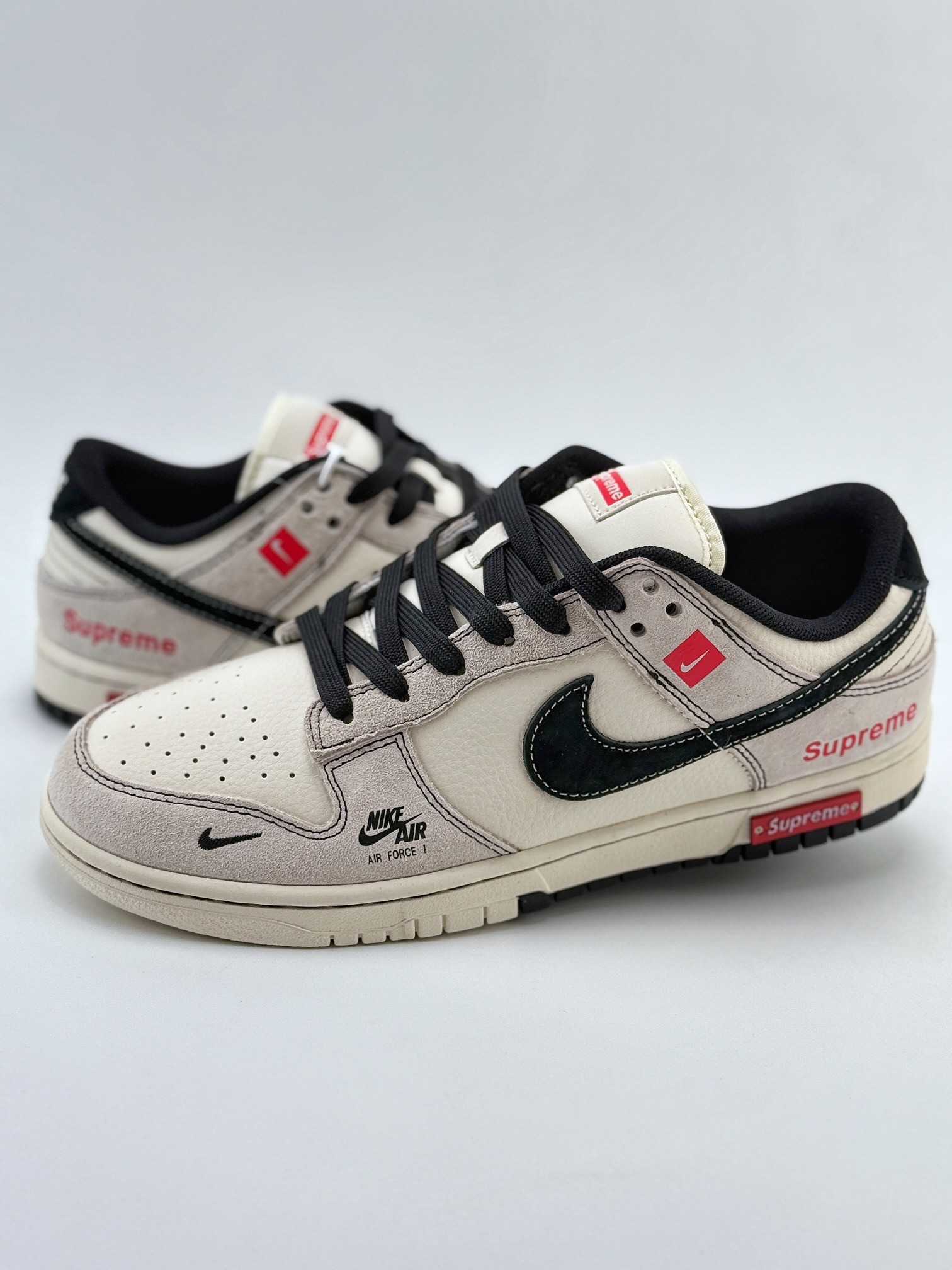 Nike SB Dunk Low x Supreme