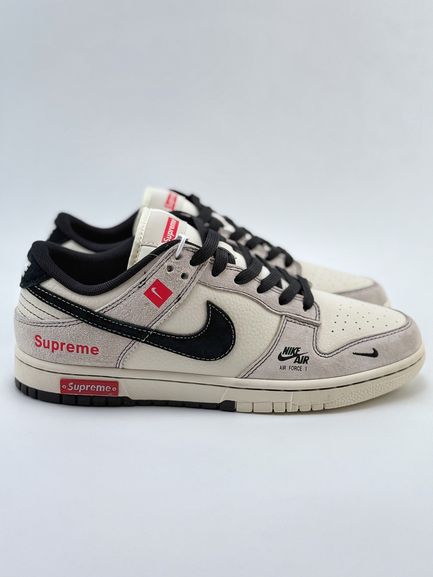 Nike SB Dunk Low x Supreme