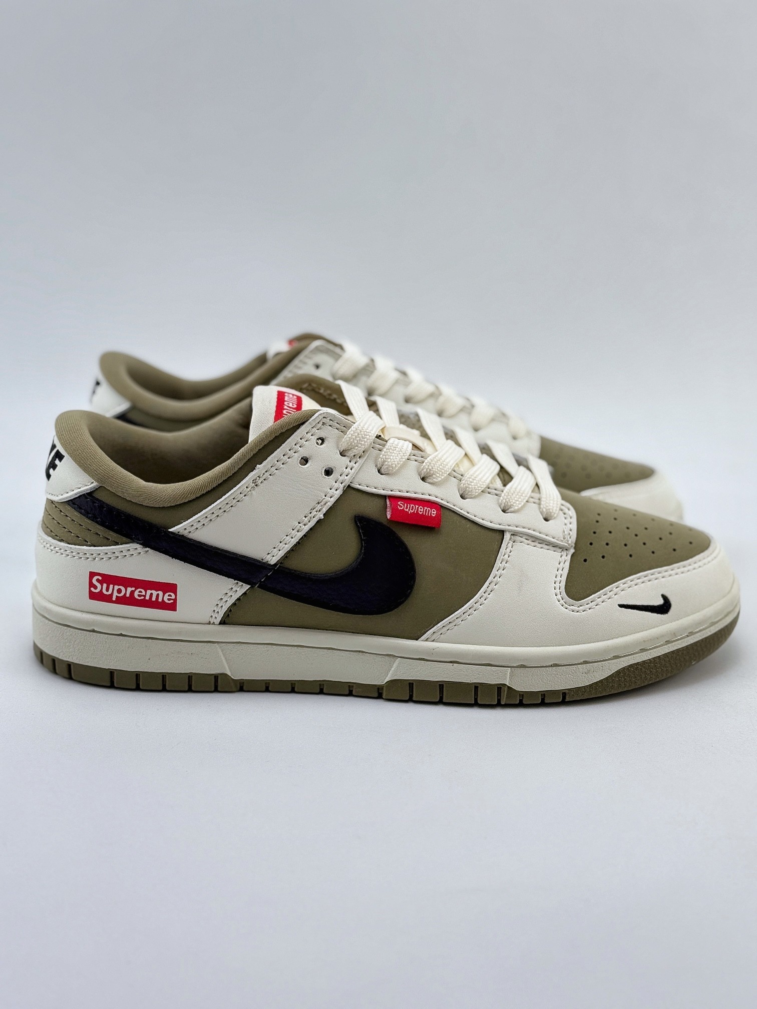 Nike SB Dunk Low x Supreme