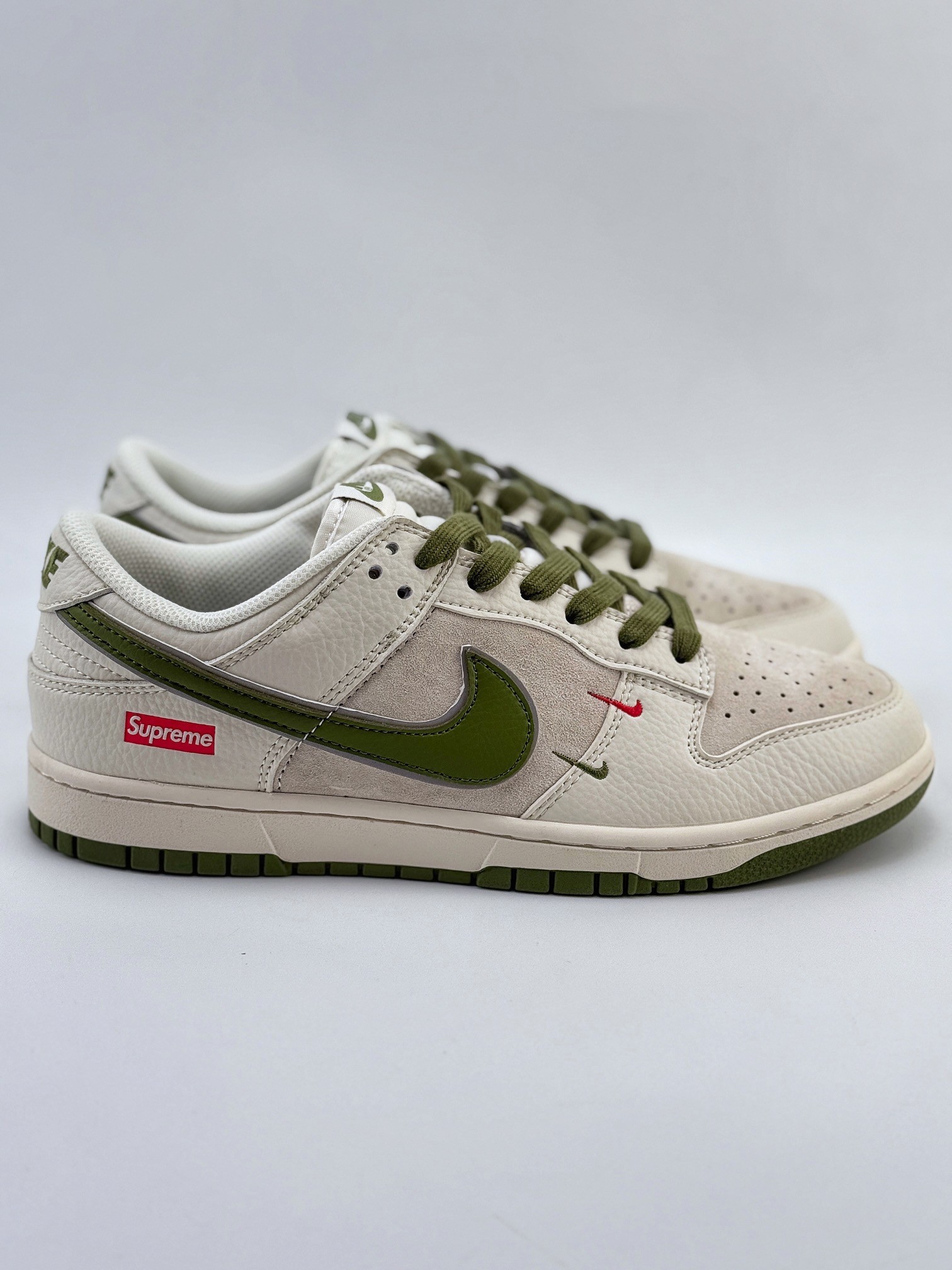 Nike SB Dunk Low x Supreme