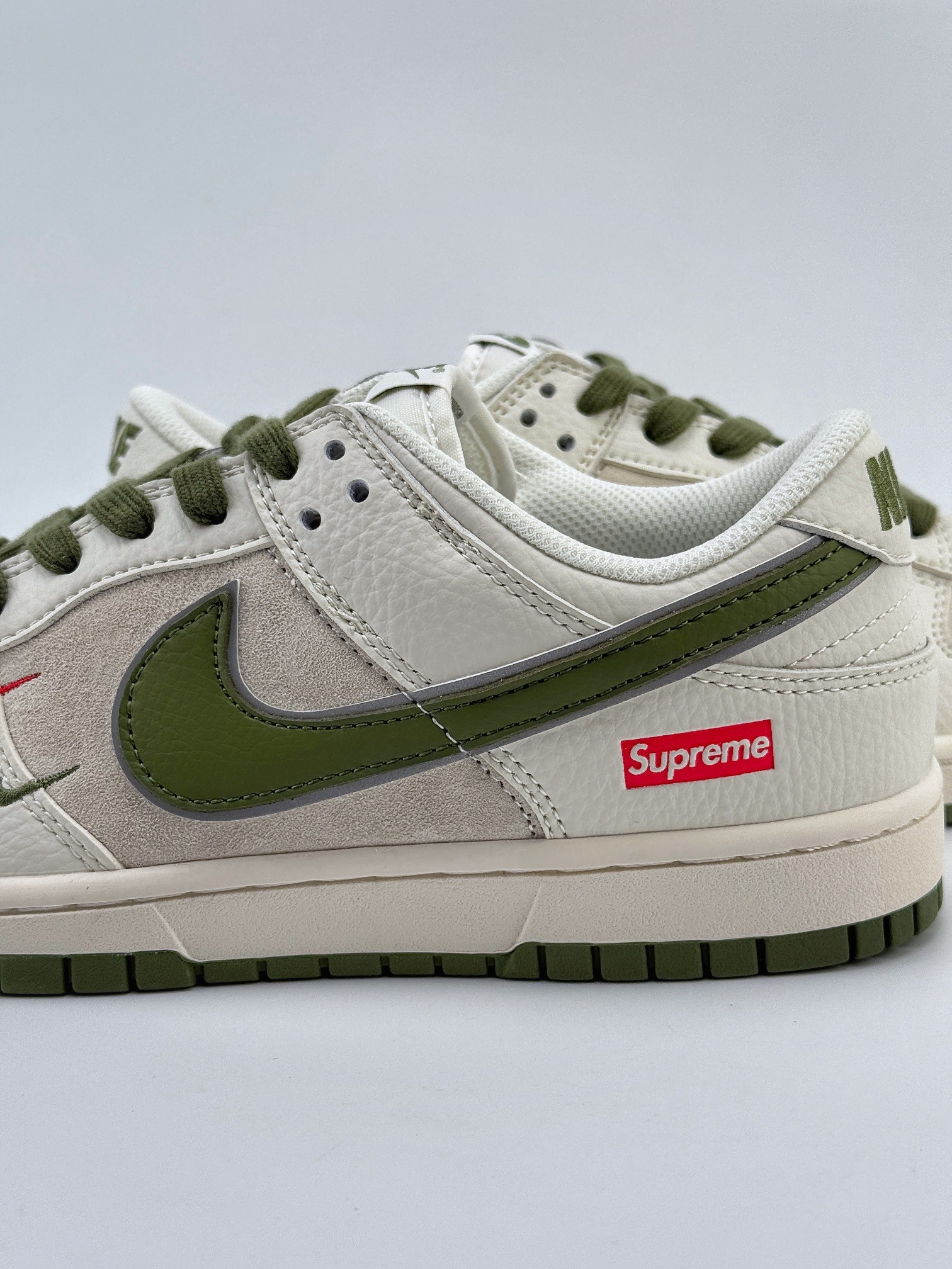 Nike SB Dunk Low x Supreme