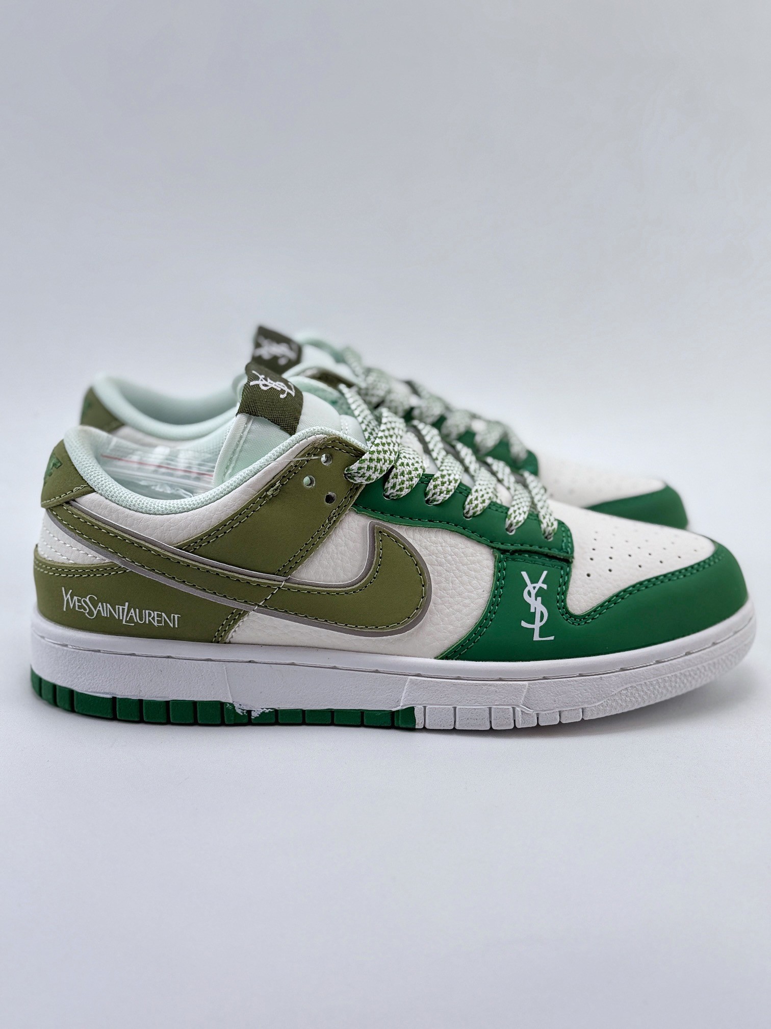 Nike SB Dunk Low x Supreme